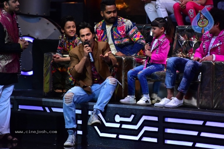 Varun Dhawan Spotted On Set Of Super Dancer Chapter 2 - 4 / 11 photos