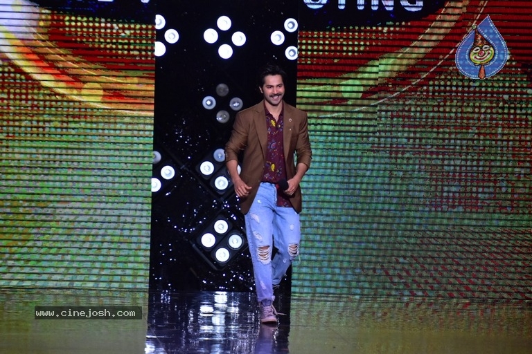 Varun Dhawan Spotted On Set Of Super Dancer Chapter 2 - 5 / 11 photos