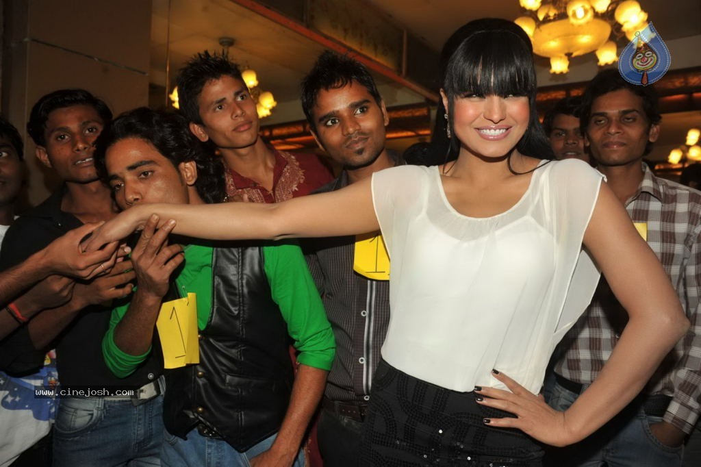 Veena Malik 100 Kisses Record Event - 1 / 50 photos