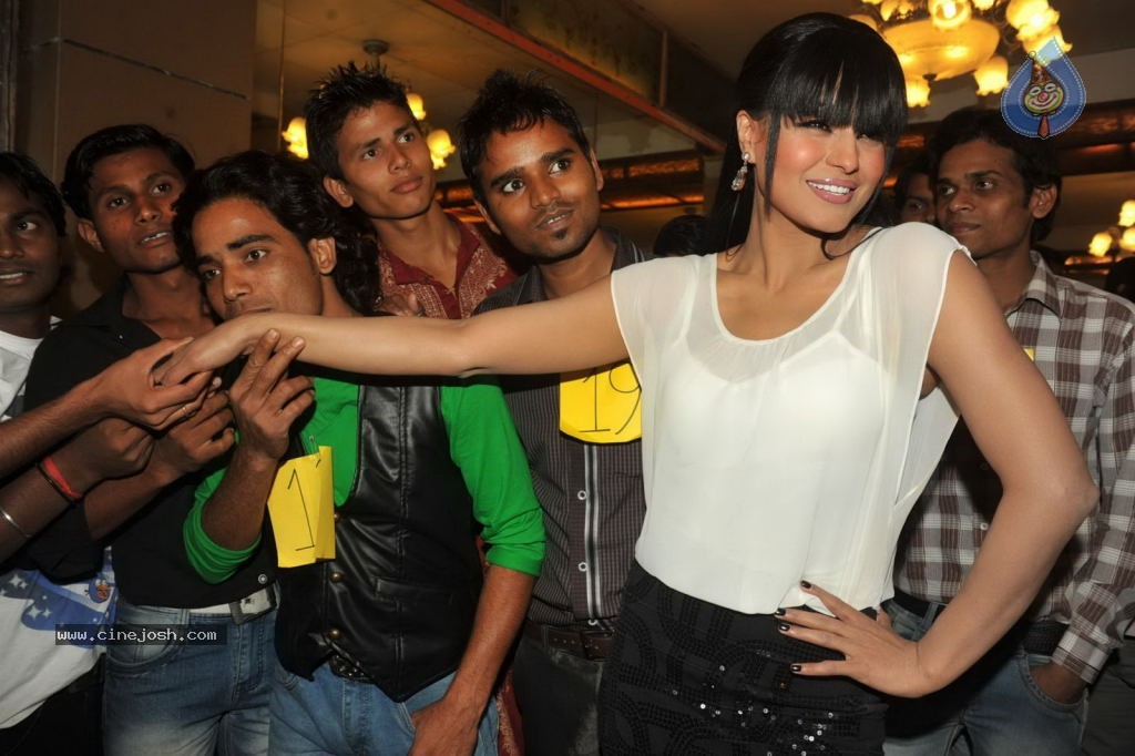 Veena Malik 100 Kisses Record Event - 8 / 50 photos