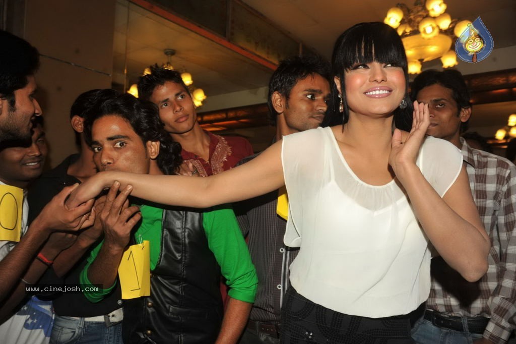 Veena Malik 100 Kisses Record Event - 12 / 50 photos