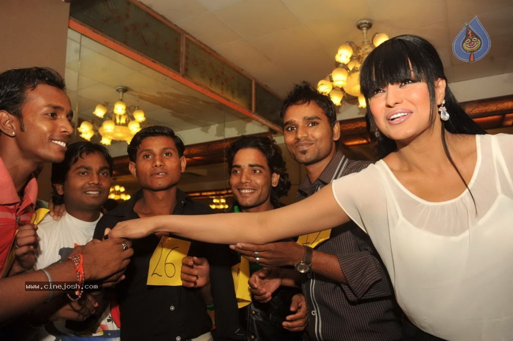 Veena Malik 100 Kisses Record Event - 15 / 50 photos