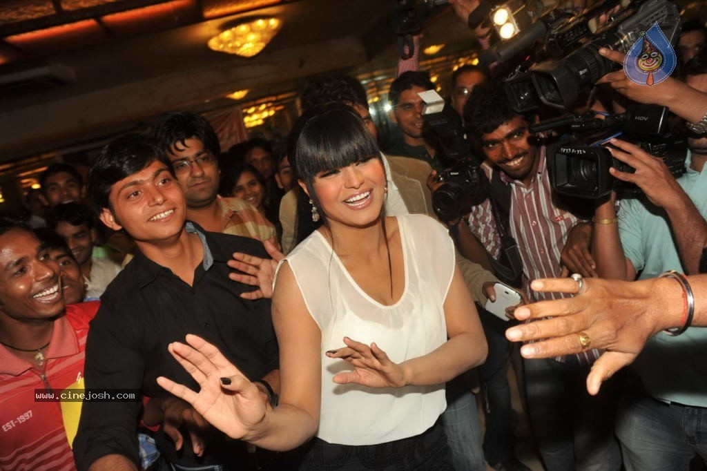 Veena Malik 100 Kisses Record Event - 20 / 50 photos