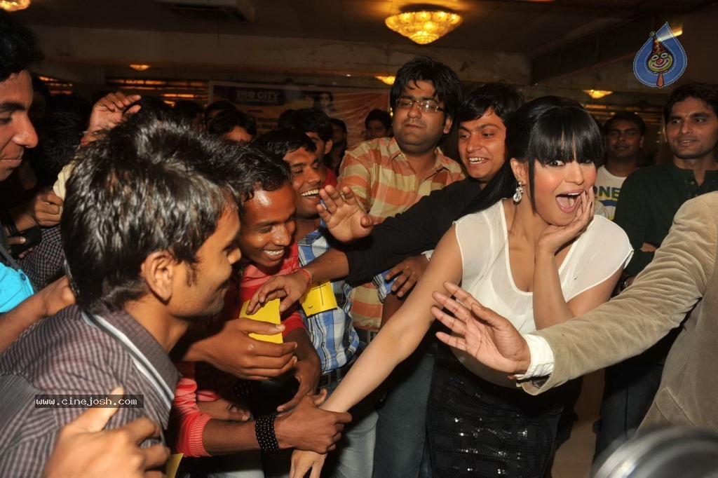 Veena Malik 100 Kisses Record Event - 22 / 50 photos