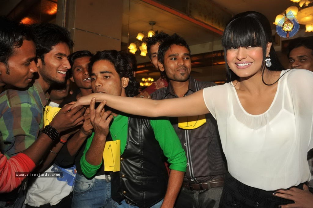 Veena Malik 100 Kisses Record Event - 25 / 50 photos