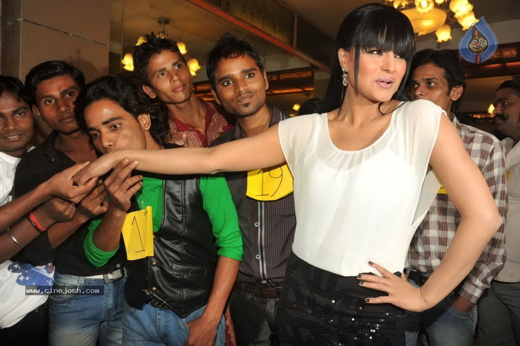 Veena Malik 100 Kisses Record Event - 28 / 50 photos