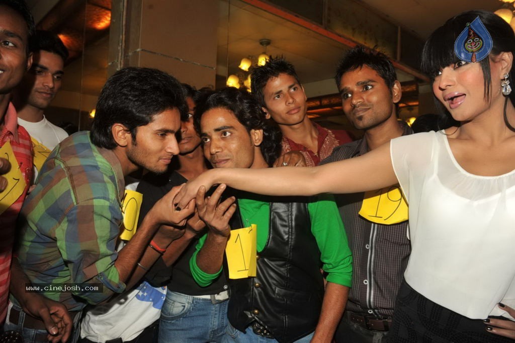 Veena Malik 100 Kisses Record Event - 29 / 50 photos