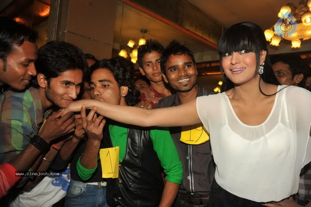 Veena Malik 100 Kisses Record Event - 30 / 50 photos