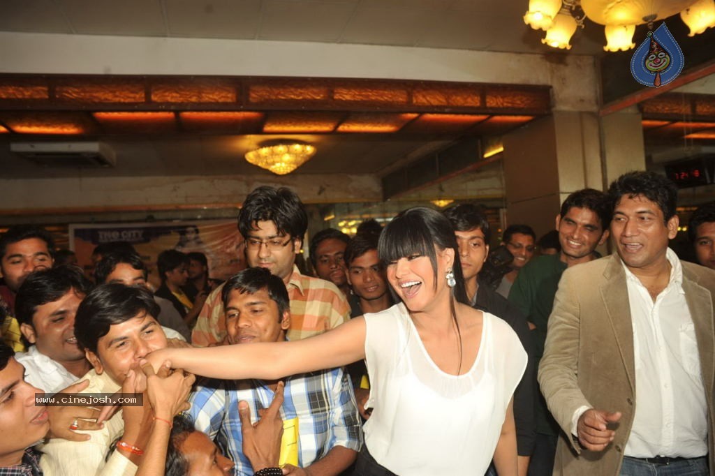 Veena Malik 100 Kisses Record Event - 33 / 50 photos