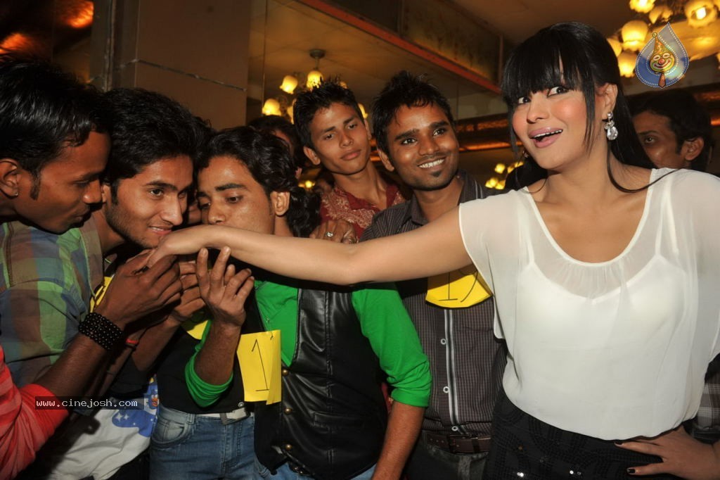 Veena Malik 100 Kisses Record Event - 41 / 50 photos