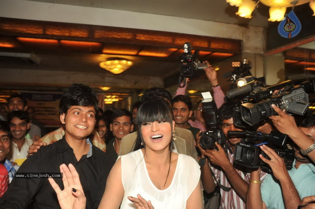 Veena Malik 100 Kisses Record Event - 48 / 50 photos