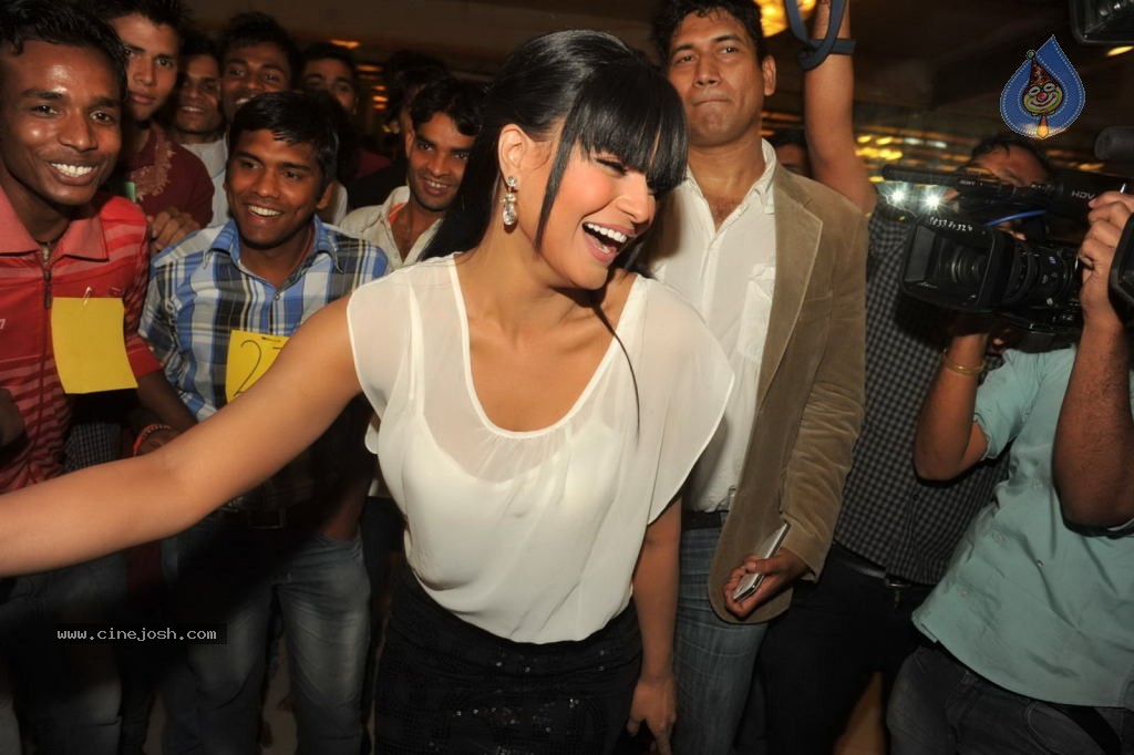 Veena Malik 100 Kisses Record Event - 50 / 50 photos