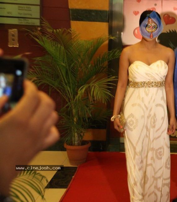 Veena Malik at Zindagi 50 50 Premiere - 7 / 29 photos