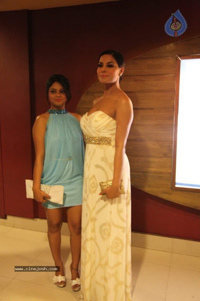 Veena Malik at Zindagi 50 50 Premiere - 18 / 29 photos