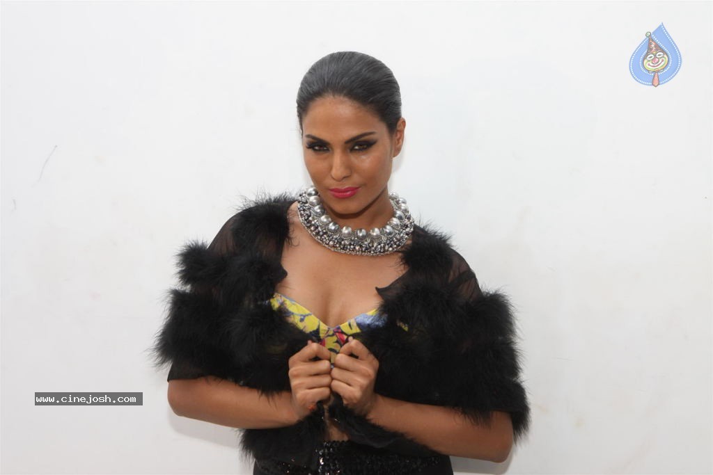 Veena Malik Hot Photoshoot - 25 / 32 photos