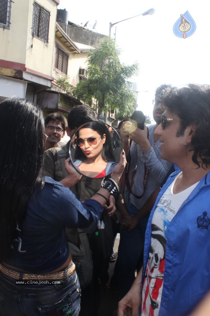 Veena Malik Visits Kamathipura - 6 / 17 photos