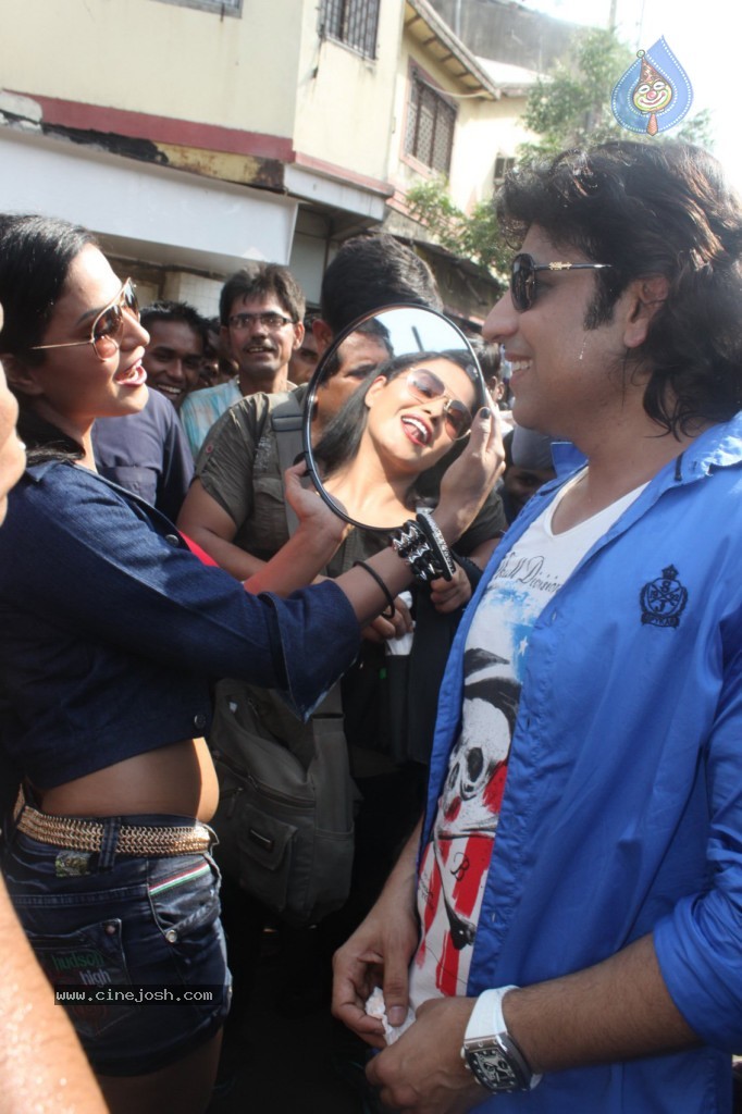 Veena Malik Visits Kamathipura - 12 / 17 photos