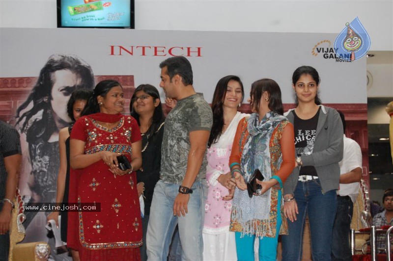 Veer At Salman Khan Conquers Suburban Mall And Hosts his Darbar Stills - 2 / 46 photos