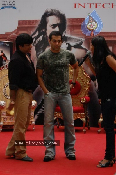 Veer At Salman Khan Conquers Suburban Mall And Hosts his Darbar Stills - 4 / 46 photos