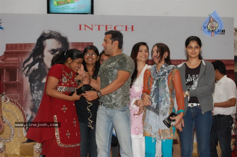 Veer At Salman Khan Conquers Suburban Mall And Hosts his Darbar Stills - 5 / 46 photos