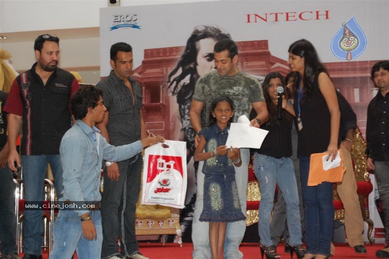 Veer At Salman Khan Conquers Suburban Mall And Hosts his Darbar Stills - 7 / 46 photos