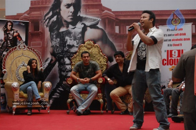Veer At Salman Khan Conquers Suburban Mall And Hosts his Darbar Stills - 11 / 46 photos
