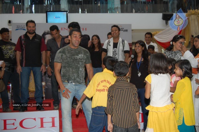 Veer At Salman Khan Conquers Suburban Mall And Hosts his Darbar Stills - 16 / 46 photos
