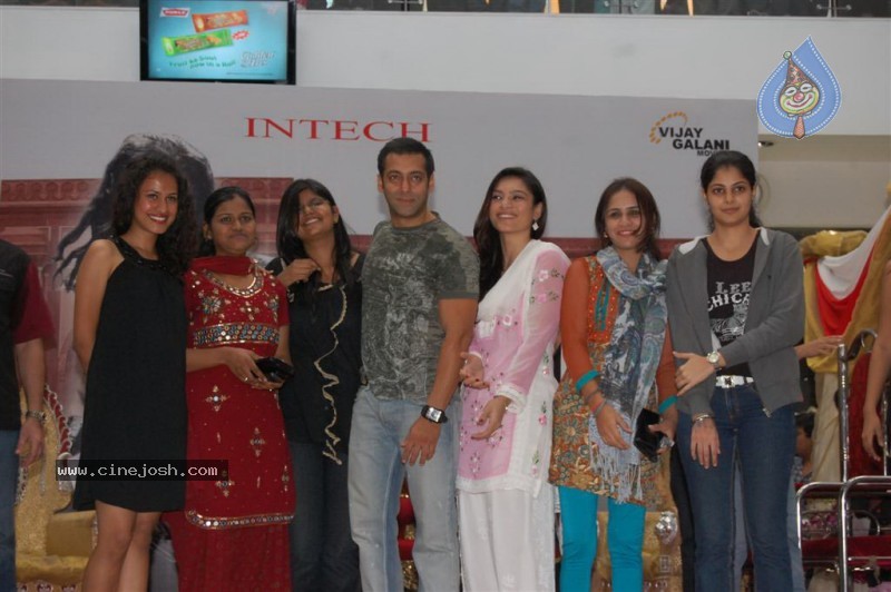 Veer At Salman Khan Conquers Suburban Mall And Hosts his Darbar Stills - 18 / 46 photos