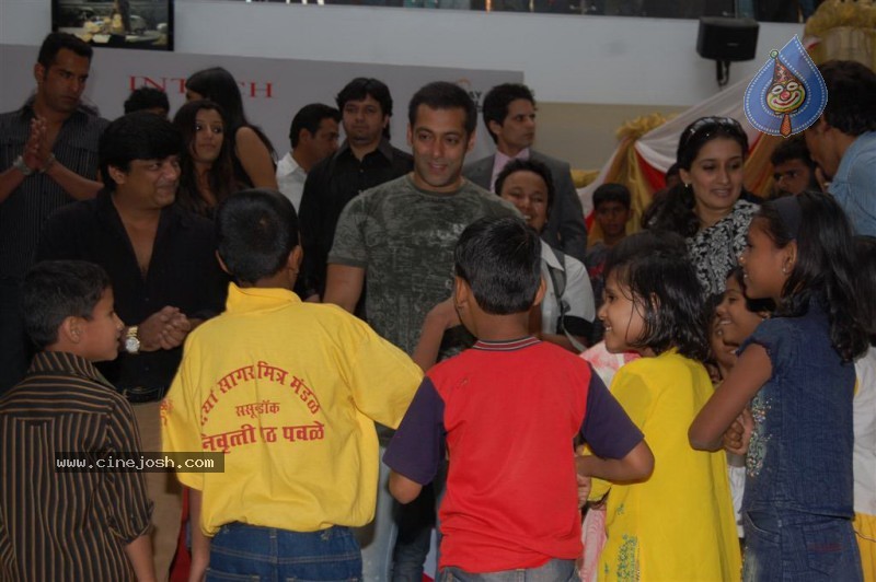 Veer At Salman Khan Conquers Suburban Mall And Hosts his Darbar Stills - 19 / 46 photos