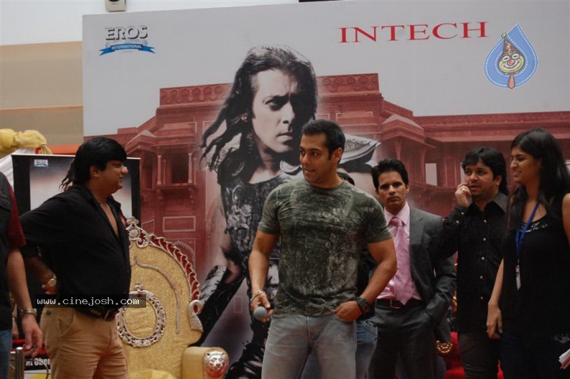 Veer At Salman Khan Conquers Suburban Mall And Hosts his Darbar Stills - 21 / 46 photos