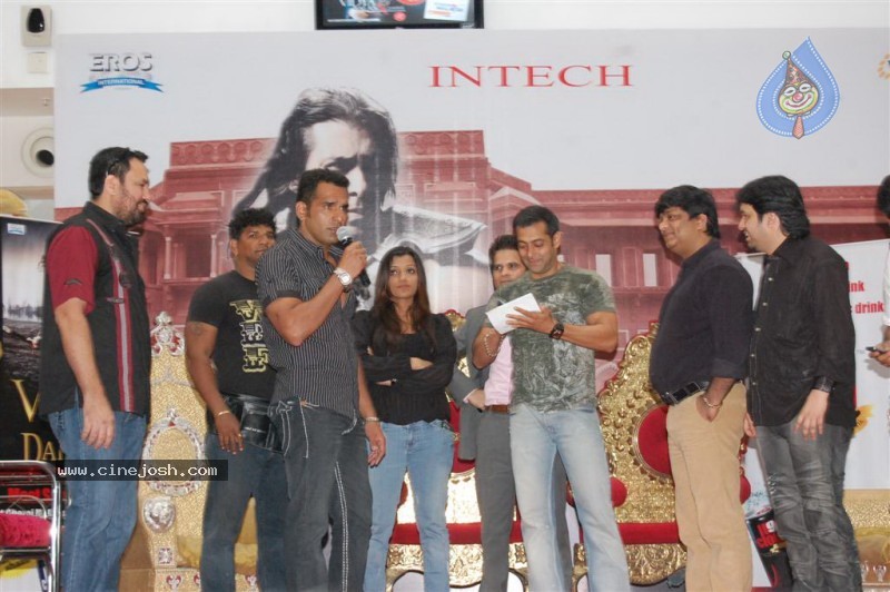 Veer At Salman Khan Conquers Suburban Mall And Hosts his Darbar Stills - 22 / 46 photos
