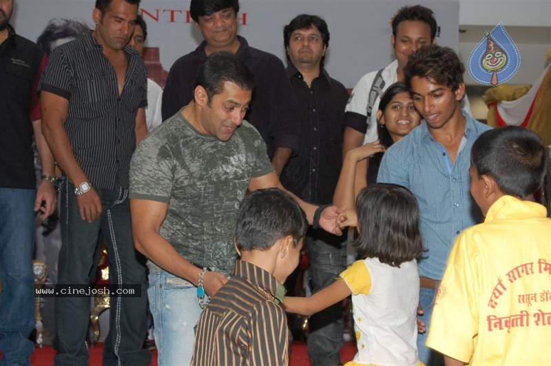 Veer At Salman Khan Conquers Suburban Mall And Hosts his Darbar Stills - 24 / 46 photos
