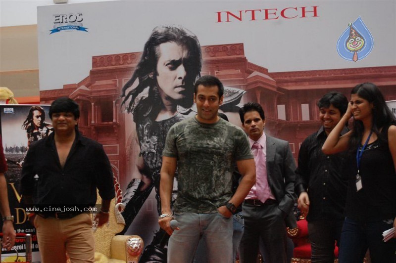 Veer At Salman Khan Conquers Suburban Mall And Hosts his Darbar Stills - 29 / 46 photos