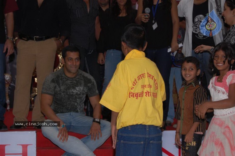 Veer At Salman Khan Conquers Suburban Mall And Hosts his Darbar Stills - 35 / 46 photos