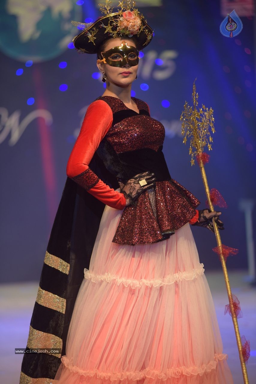 Vibrance 2015 Fashion Show - 14 / 62 photos