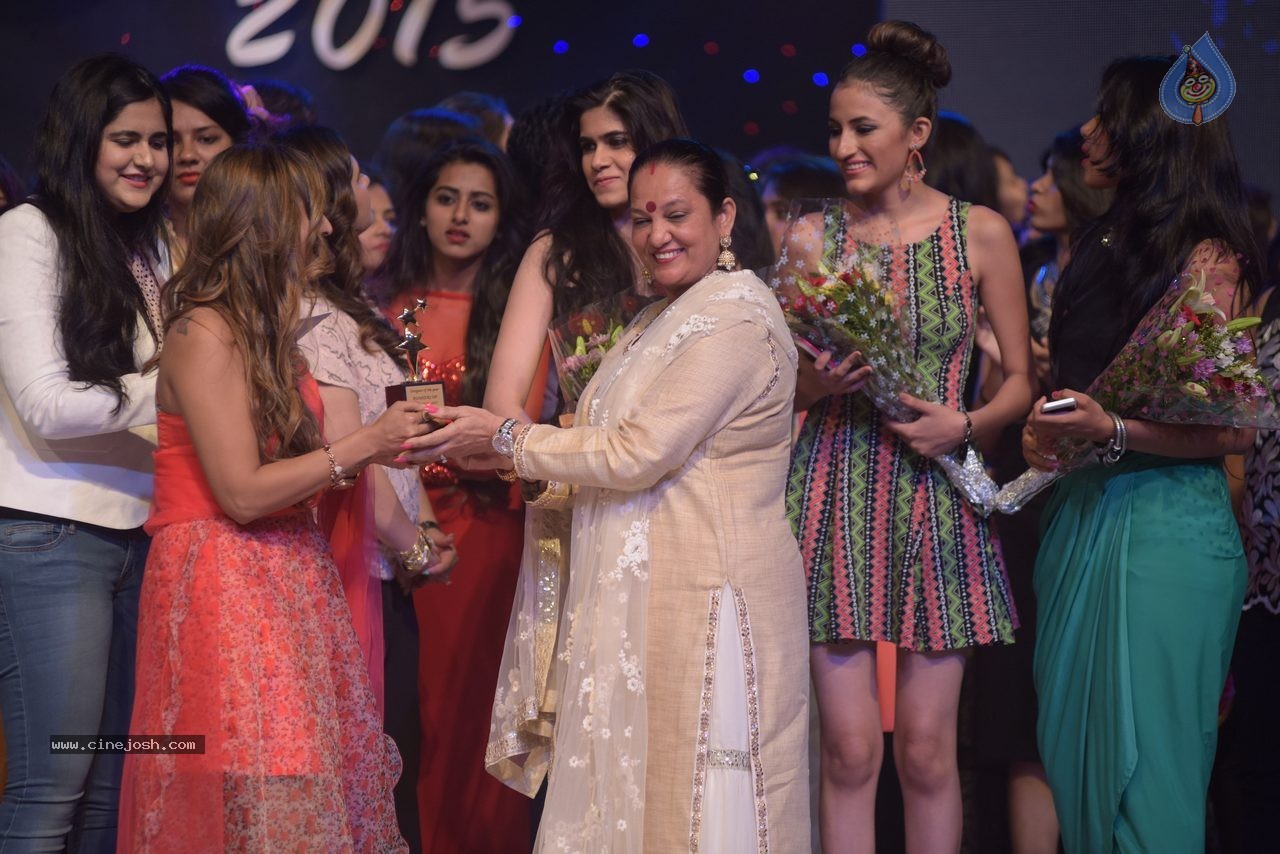 Vibrance 2015 Fashion Show - 33 / 62 photos