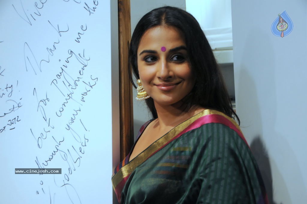 Vidya Balan at Andy Pop Inspired Painting Exhibition - 6 / 21 photos