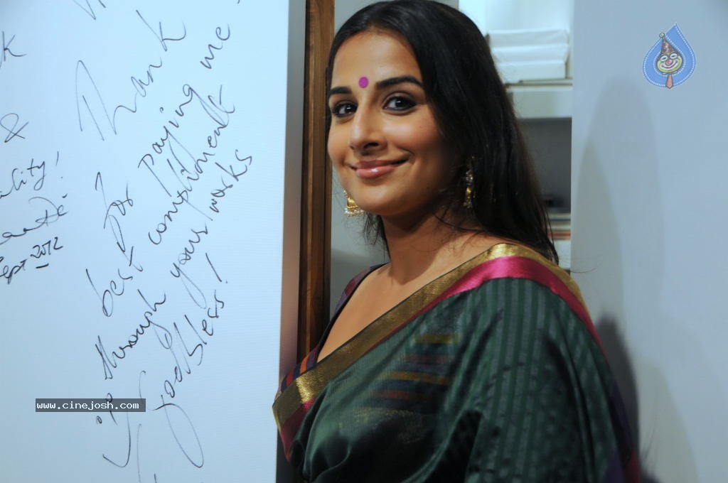 Vidya Balan at Andy Pop Inspired Painting Exhibition - 11 / 21 photos
