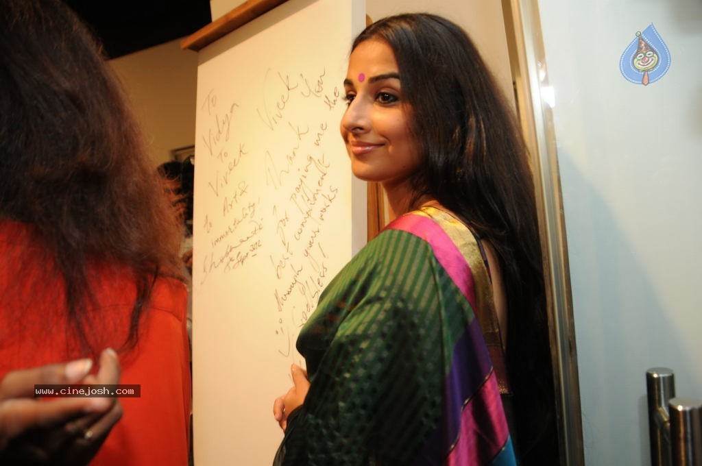 Vidya Balan at Andy Pop Inspired Painting Exhibition - 13 / 21 photos