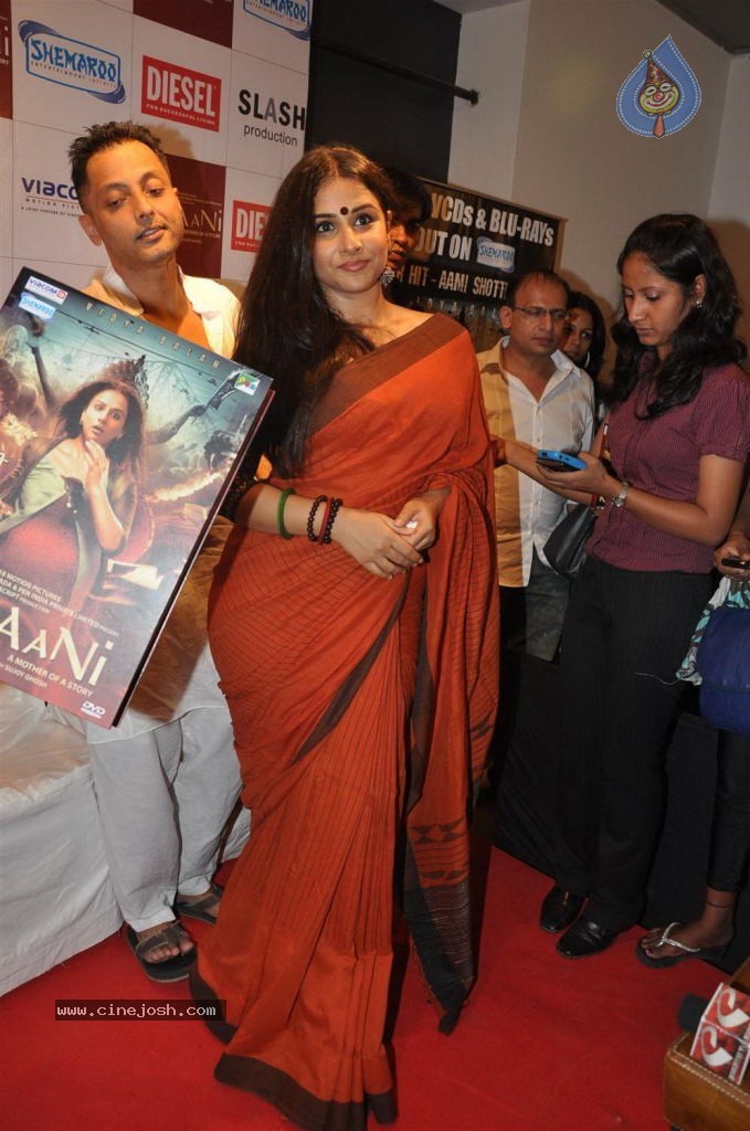 Vidya Balan at Kahaani DVD Launch - 18 / 71 photos