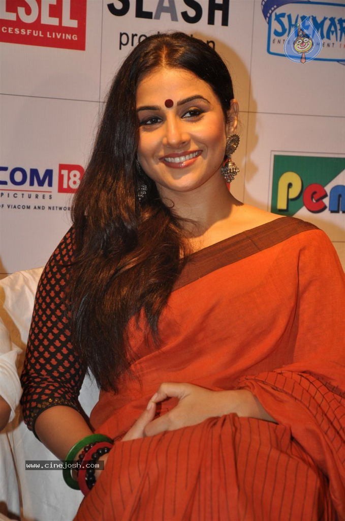 Vidya Balan at Kahaani DVD Launch - 30 / 71 photos