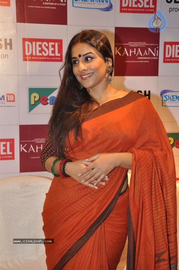 Vidya Balan at Kahaani DVD Launch - 31 / 71 photos