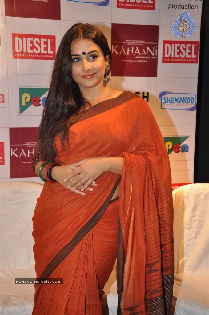 Vidya Balan at Kahaani DVD Launch - 37 / 71 photos