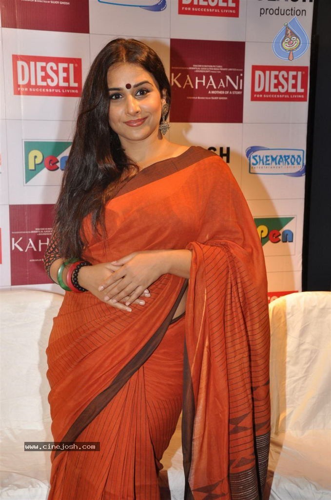 Vidya Balan at Kahaani DVD Launch - 38 / 71 photos