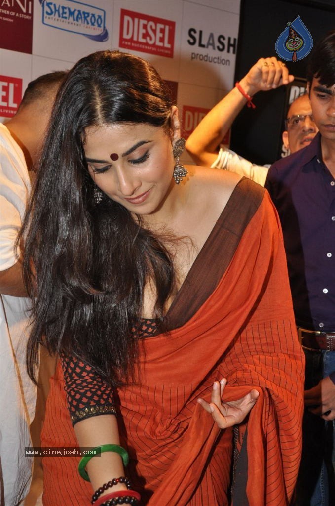 679px x 1024px - Vidya Balan at Kahaani DVD Launch - Photo 39 of 71