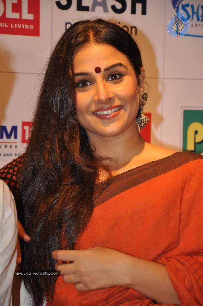 Vidya Balan at Kahaani DVD Launch - 40 / 71 photos