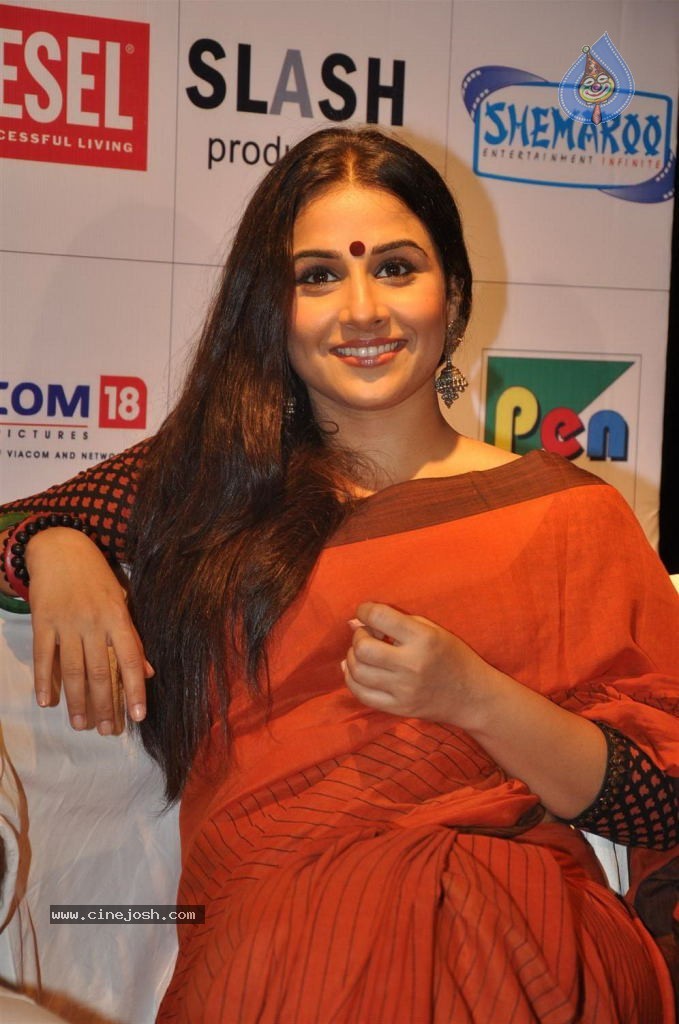 Vidya Balan at Kahaani DVD Launch - 42 / 71 photos