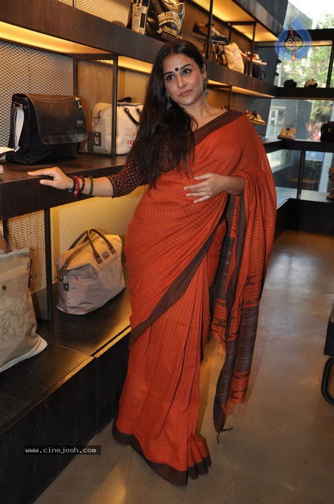 Vidya Balan at Kahaani DVD Launch - 44 / 71 photos