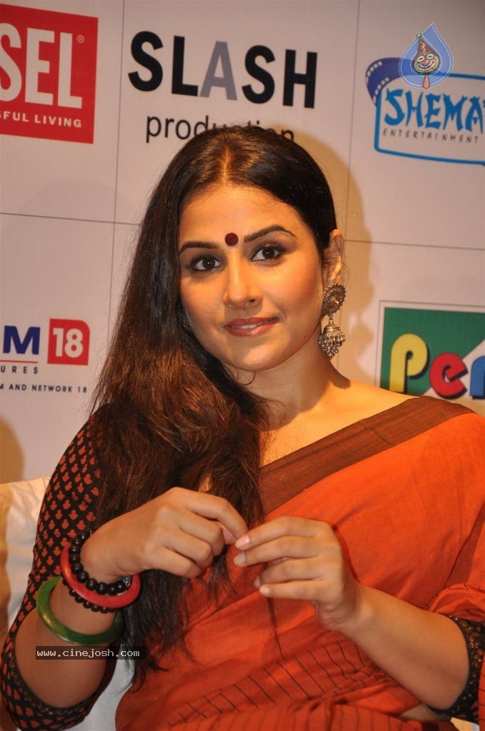 Vidya Balan at Kahaani DVD Launch - 45 / 71 photos