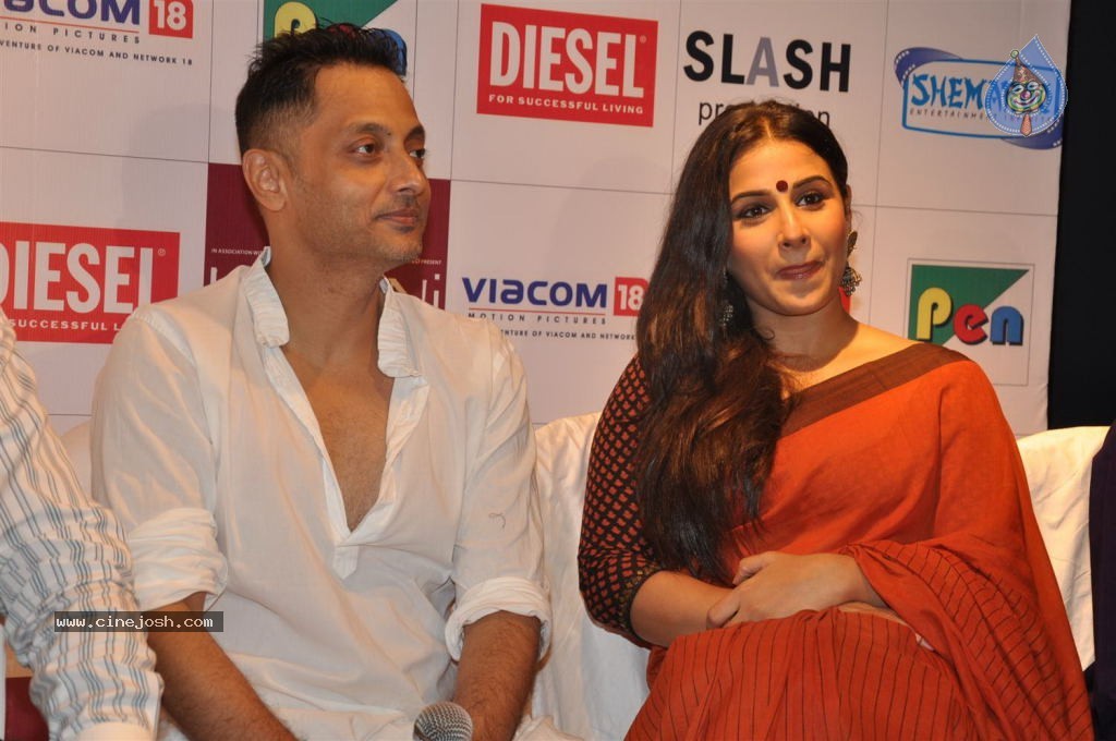 Vidya Balan at Kahaani DVD Launch - 49 / 71 photos